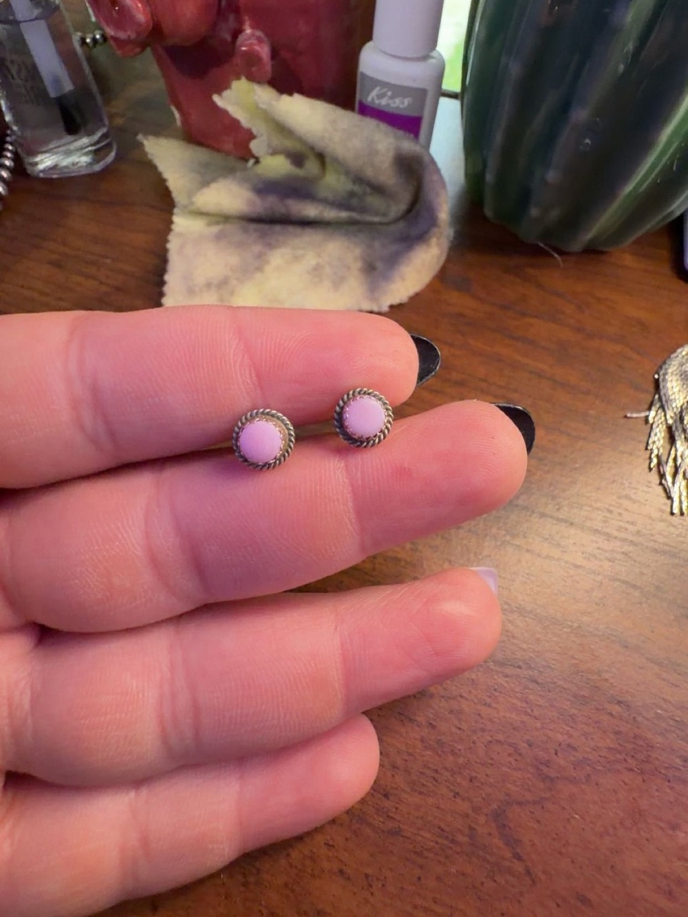 Pink conch stud earrings - Picture 2 of 2